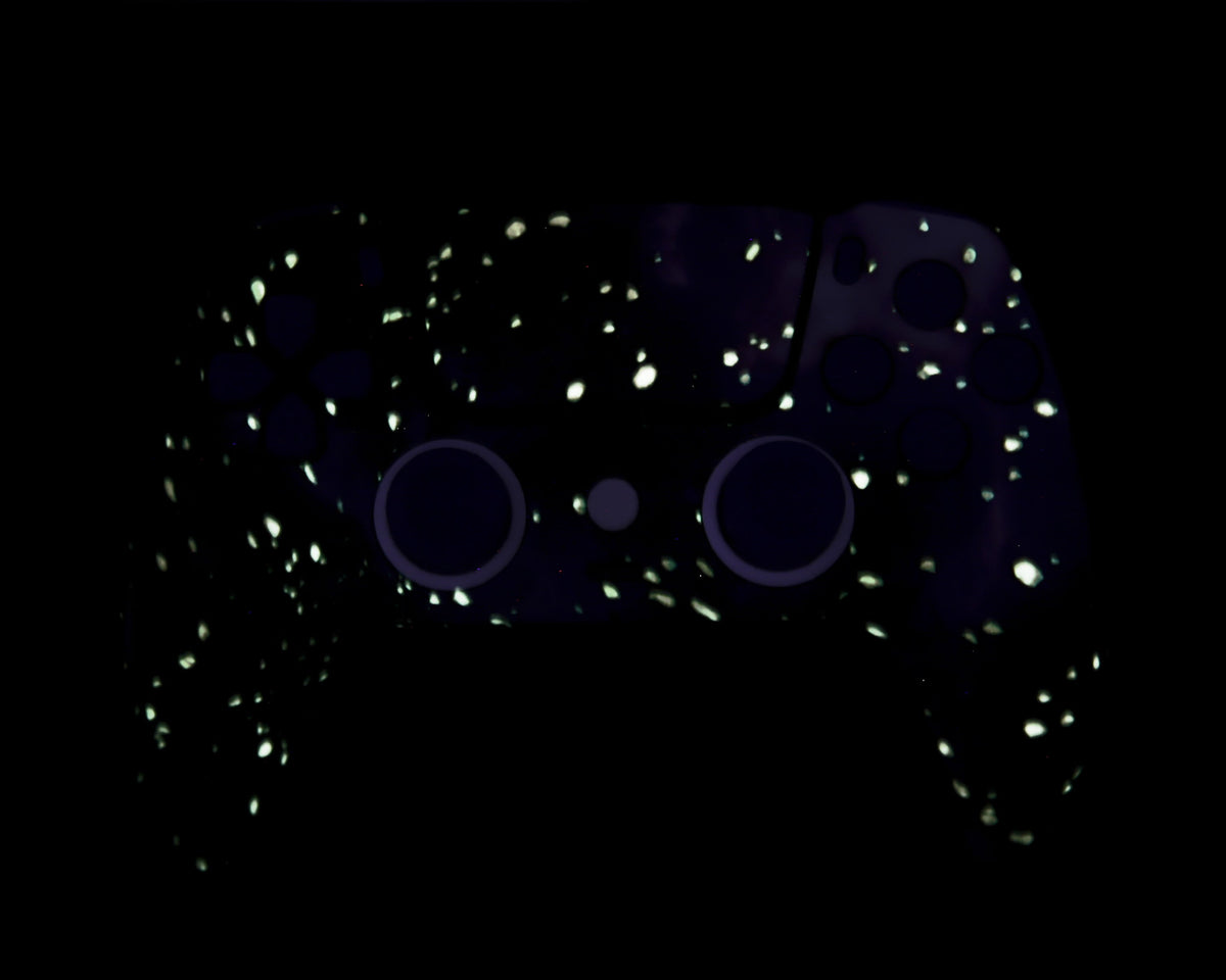 Galaxy Style PS5 Pro Controller mit TMR-Sticks – Frontansicht bei dunkler Beleuchtung