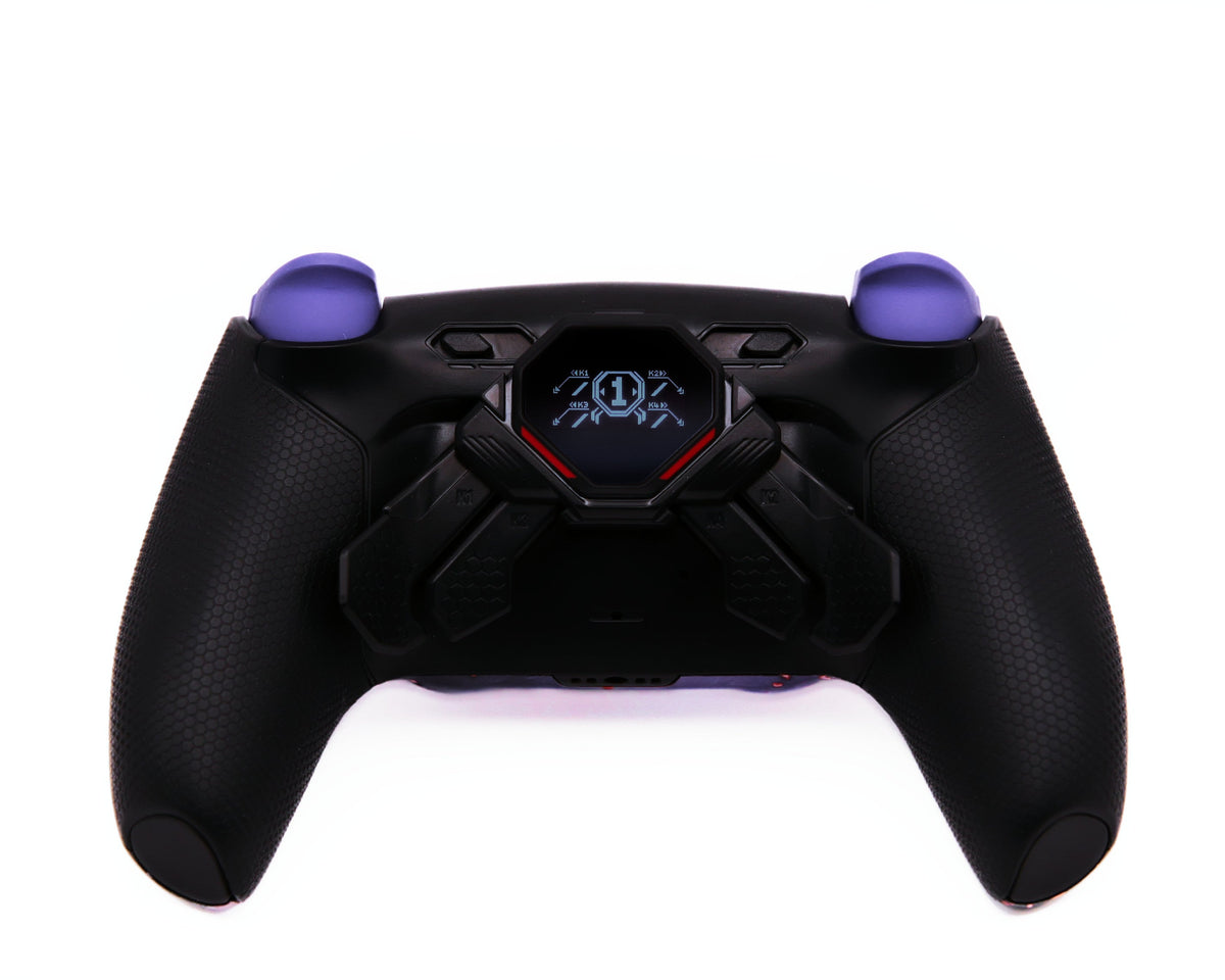 Galaxy Style PS5 Pro Controller mit TMR-Sticks – Rückansicht mit eingeschaltetem OLED-Display und Paddles