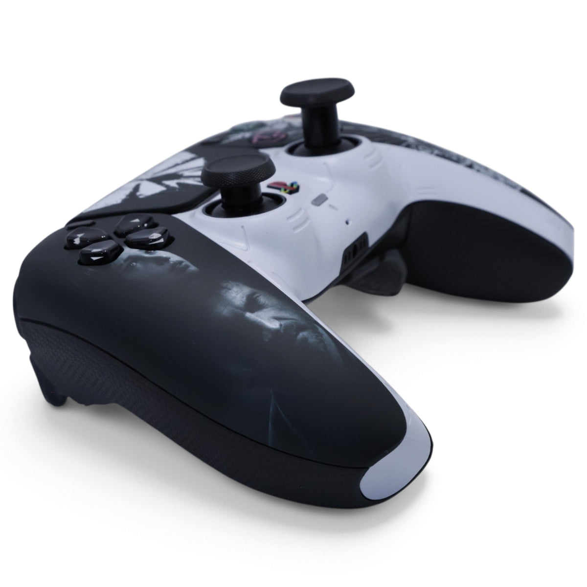 Joel Max PS5 Pro Controller mit TMR-Sticks – schräge Produktansicht