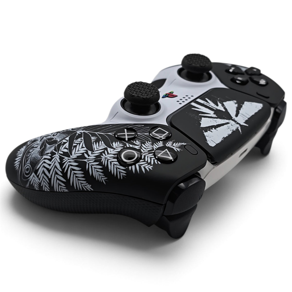 Karnyx PS5 Pro Controller mit TMR-Sticks – schräge Produktansicht