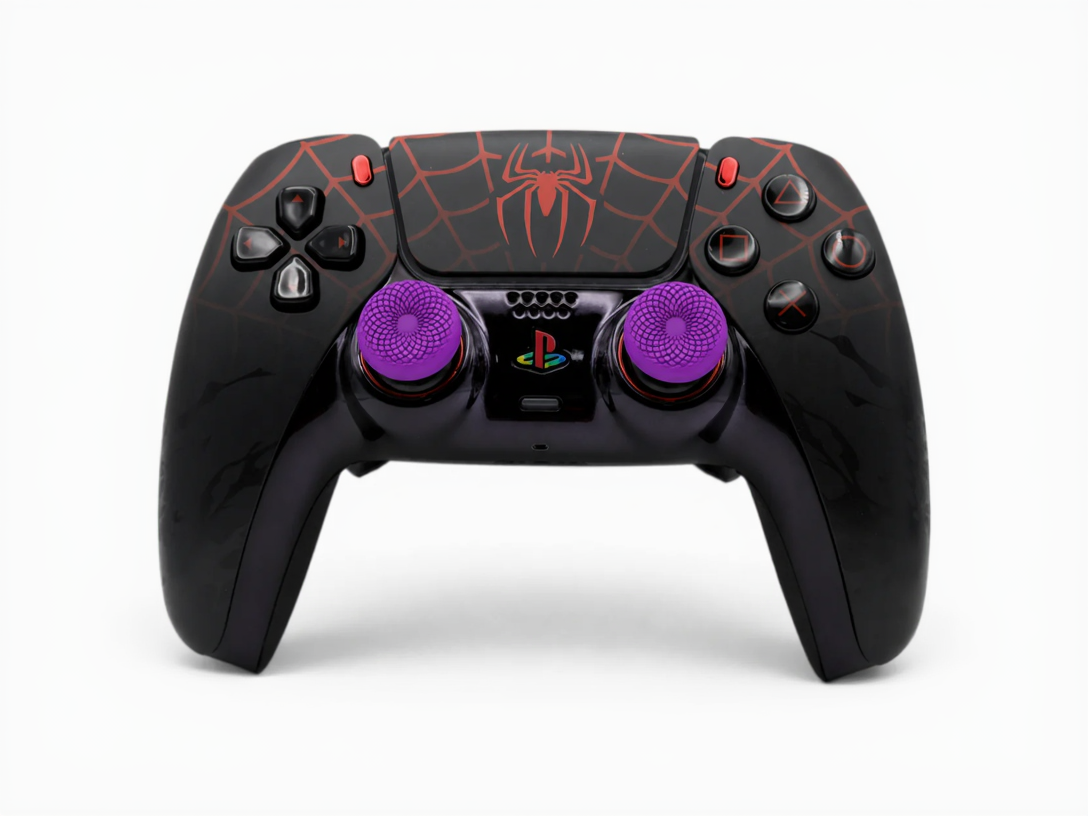 KontrolFreek Frenzy Thumb Grips auf einem PS5 Controller montiert