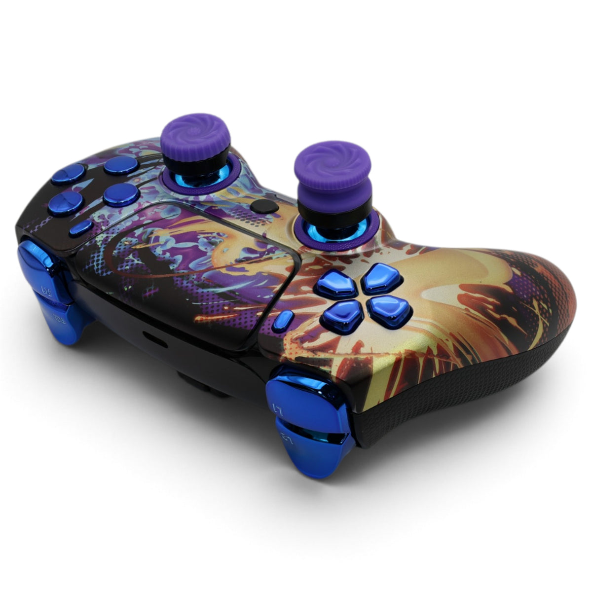 Mixed Colors PS5 Pro Controller mit TMR-Sticks – schräge Ansicht mit violetten Joystick-Aufsätzen