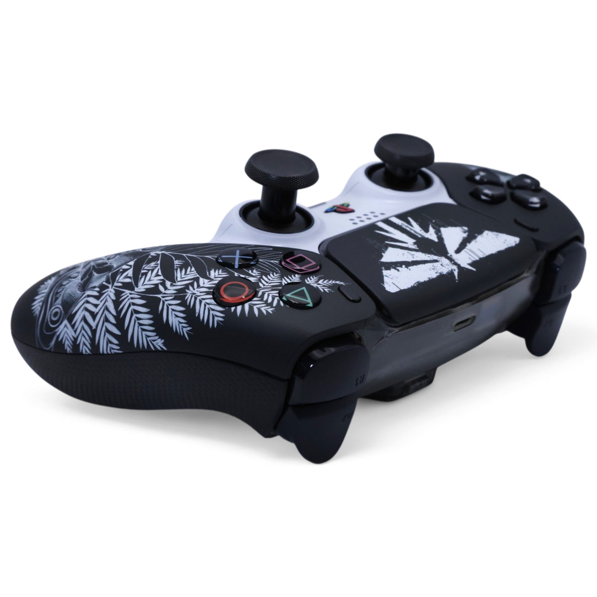 PS5 Pro Controller mit schwarz-weissem Motiv und Feuerlibellen-Symbol – schräge Produktansicht