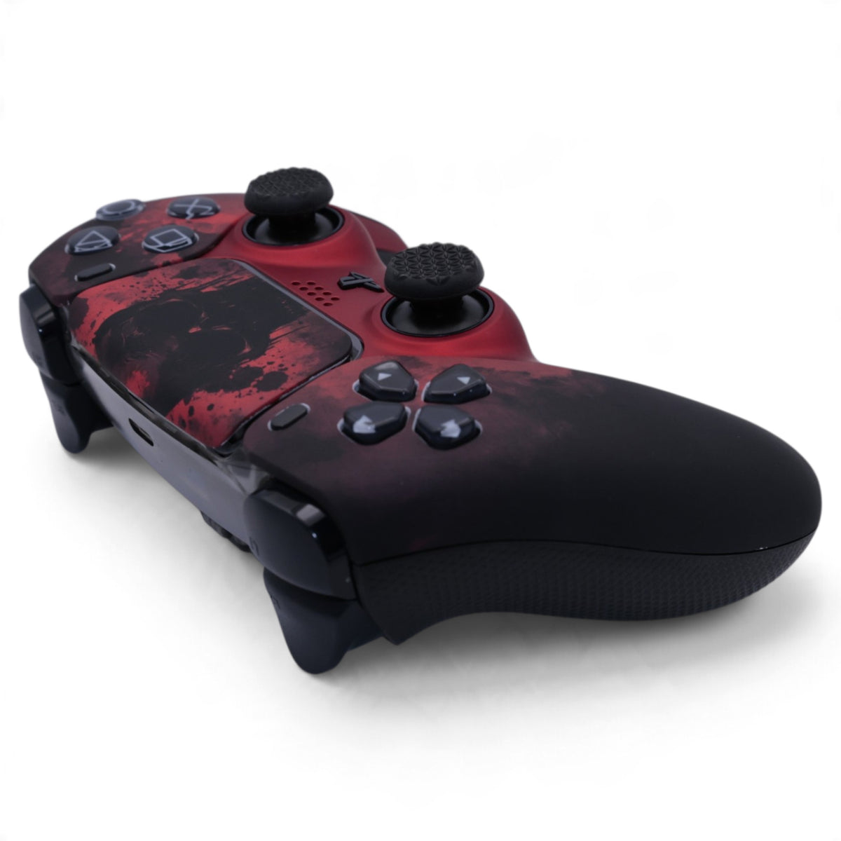 Red Skull 2 PS5 Pro Controller mit TMR-Sticks – schräge Produktansicht