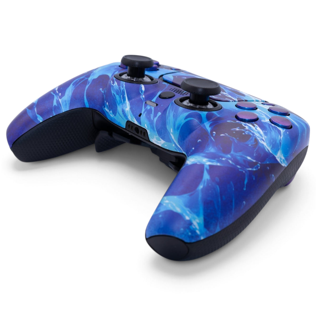 Water PS5 Pro Controller mit TMR-Sticks – schräge Produktansicht