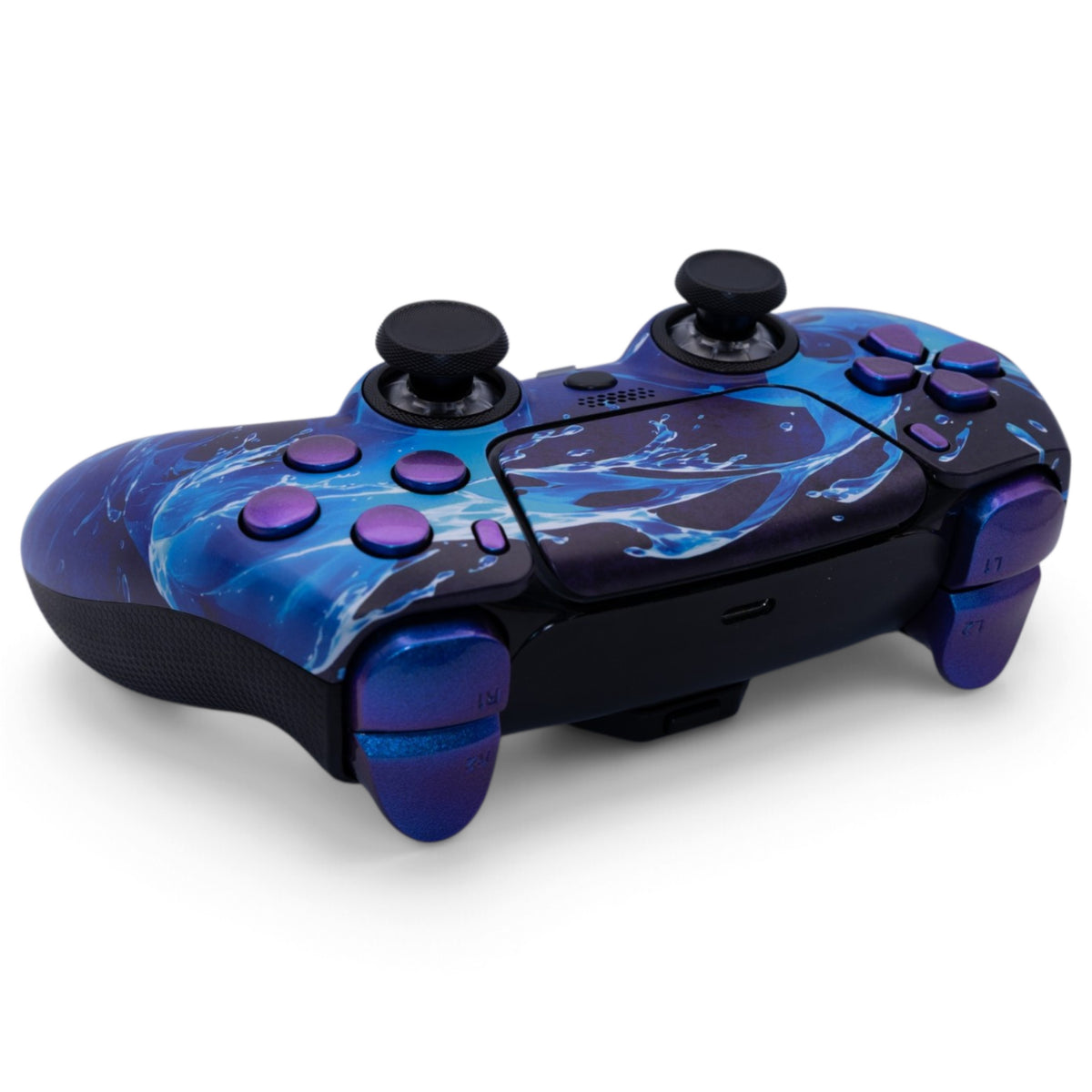 Water PS5 Pro Controller mit TMR-Sticks – schräge Produktansicht