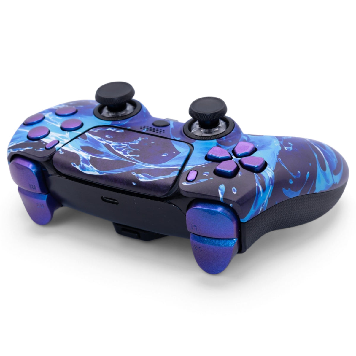 Water PS5 Pro Controller mit TMR-Sticks – schräge Produktansicht